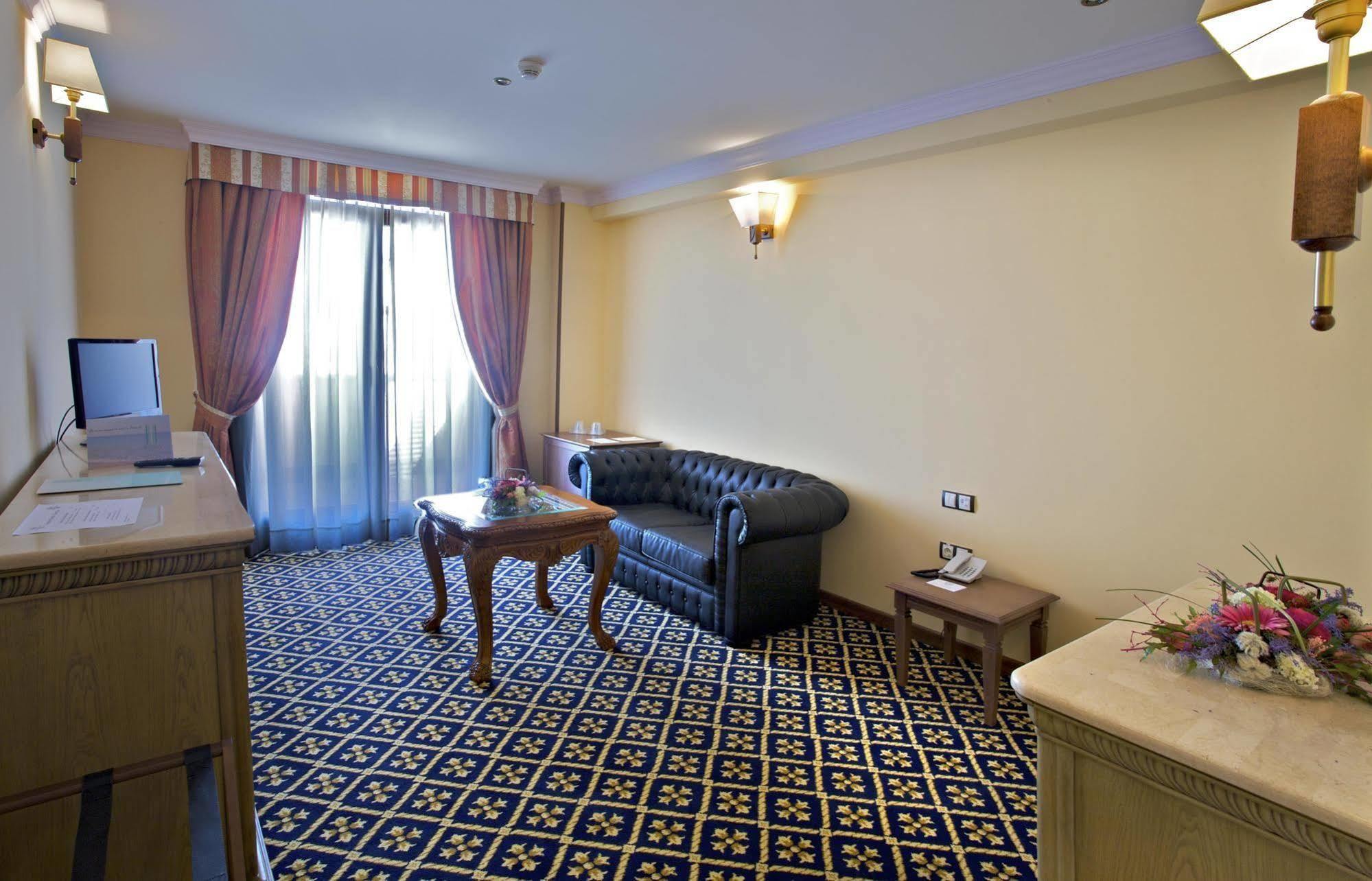 Hotel Agora Juan De Austria Madrid Esterno foto